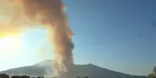 Fumo, fiamme, l'azione dei Canadair cercano di spegnere l'incendio sul Parco Vesuvio