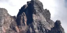 Crollo cima Falkner: rotolano massi, ancora cedimenti. Il collasso sul gigante delle Dolomiti