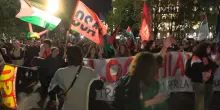 Abbordaggio Flotilla, migliaia in corteo sui binari della stazione Cadorna a Milano