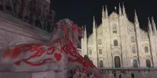 Atti vandalici a Milano, imbrattato monumento in piazza Duomo