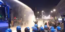 Milano, nuovi scontri al corteo pro-Pal ripartito in serata: idranti della polizia in azione