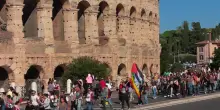 Manifestazione per la Palestina, il corteo davanti al Colosseo