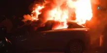 Guerriglia a Roma, auto data alle fiamme