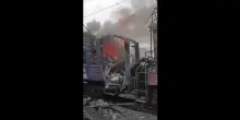 Attacco di droni russi colpisce treno passeggeri: un morto, decine di feriti. Zelensky: "Barbarie"