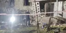 Macerie e fumo dopo gli attacchi russi su Zaporizhzhia, missili distruggono palazzi: video