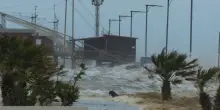 Mareggiata nel ferrarese, l'acqua invade il lungomare a Porto Garibaldi