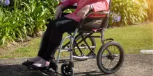 Via libera della Camera alla legge sui caregiver: scontro acceso sui fondi