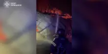 Raid missilistici nella notte colpita Kiev, le operazioni dei vigili del fuoco: video