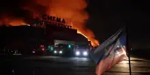 Attacco ucraino, a fuoco un ipermercato a Donetsk City: "C'era un'officina militare"