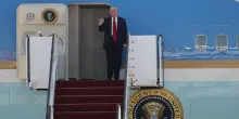 Tel Aviv, Trump scende dall'Air Force One e viene accolto da Netanyahu e Herzog