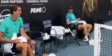 Sinner e Zverev seduti a distanza, uno sorride l'altro no: allenamento per il torneo Six Kings Slam