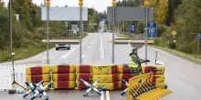 Russia: chiuse frontiere con Finlandia e Baltici. Drone russo contro minibus a Kherson, 2 morti