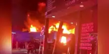 Usa, esplode un'autofficina: l'incendio devasta una fila di negozi in New Jersey. Video