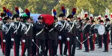 Folla a Padova applaude all'uscita dei feretri al termine dei funerali di Stato dei 3 carabinieri