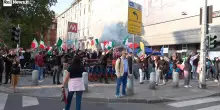 Presidio ultradestra a Milano, saluti romani e tensione con i manifestanti pro-Palestina