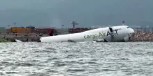 L'aereo cargo tranciato a metà adagiato sull'acqua all'aeroporto di Hong Kong