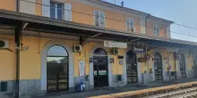 Treno travolge tre giovani a Trecate: un morto e due feriti, di cui uno in codice rosso