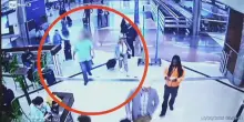 Atlanta, agenti fermano un uomo al terminal: "Stava per sparare sulla folla". Il video dell'arresto