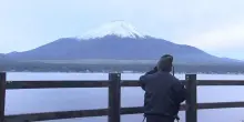 La prima neve sul Monte Fuji: arriva con 21 giorni di ritardo, ma prima rispetto al 2024