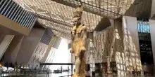 Il colossale Ramses II dà il benvenuto ai turisti al Grande Mueso Egizio