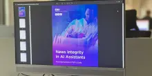 Informarsi con gli assistenti AI: pubblicata la nuova ricerca EBU-BBC