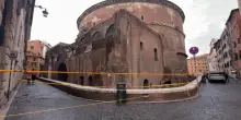 Turista giapponese cade dal muro del Pantheon: morto sul colpo dopo un volo di 7 metri