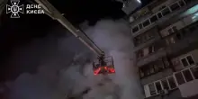 Evacuazioni frettolose dei residenti di Kiev dopo l'attacco notturno russo: video
