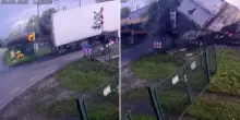 Treno travolge camion bloccato al passaggio a livello: cinque feriti lievi in Olanda