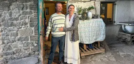 La famiglia che vive nel bosco con tre bimbi: i genitori temono di perdere la patria potestà