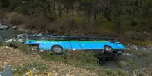 Valfurva, le immagini del bus di studenti precipitato in un torrente, 5 feriti