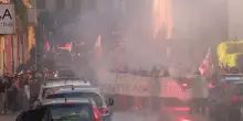 Corteo antagonista tenta di raggiungere i giovani di Casapound: polizia usa idrante e lacrimogeni