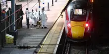 Accoltellamento sul treno in Inghilterra: inquirenti e sanitari al lavoro in stazione