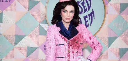 Julia Fox con copia abito insanguinato Jackie Kennedy. Nipote Jfk: "Ripugnante"