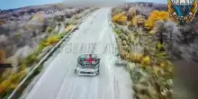 Soggettiva di un drone si abbatte come un falco sul carro armato ucraino nella regione di Sumy