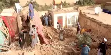 In Afghanistan si scava con la pala tra le macerie dopo la violenta scossa di terremoto
