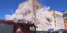 Le immagini del secondo crollo della Torre dei Conti in centro a Roma, gente evacuata