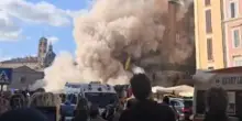 Il video del secondo crollo della Torre dei Conti nel centro di Roma, la visuale da via Cavour
