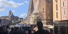 Torre dei Conti a Roma. Il momento in cui crolla l'interno della struttura, forse un solaio