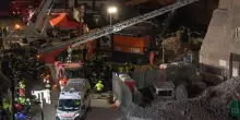 Torre dei Conti, 140 vigili del fuoco lavorano nella notte per evitare il peggio