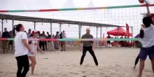 Il principe William non si tira indietro e gioca a beach volley sulla spiaggia di Copacabana