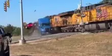 Treno travolge tir carico di auto bloccato sui binari in Texas: il momento dello schianto