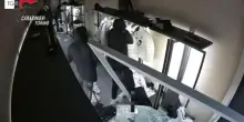 Torino, furto in un negozio, 4 arresti per una "spaccata" da 20mila euro, il video del colpo