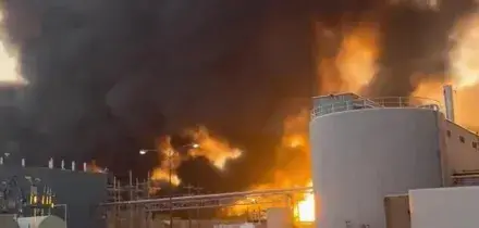 L'impressionante nuvola nera di fumo copre il cielo dopo lo schianto dell'aereo cargo Ups