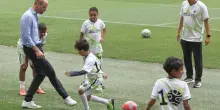 Il principe e il campione, William gioca a calcio con Cafu e i bimbi di Rio al Maracana