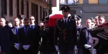 I funerali del poliziotto morto in un incidente stradale: l’arrivo della salma avvolta nel Tricolore