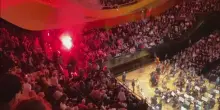 ProPal lanciano fumogeni durante il concerto dell'Orchestra israeliana a Parigi