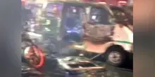 India, esplode un’auto nel cuore della capitale: veicoli carbonizzati vicino alla metro. Video