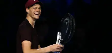 Sinner piega Auger-Aliassime al debutto delle Atp Finals: due set facili