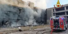 Incendio un edificio abbandonato a Tor Cervara a Roma, un ferito trasportato in ospedale: è grave