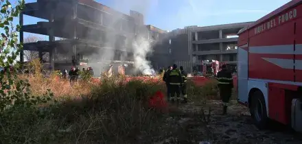 Roma, incendio in un edificio occupato a Tor Cervara, le operazioni di spegnimento